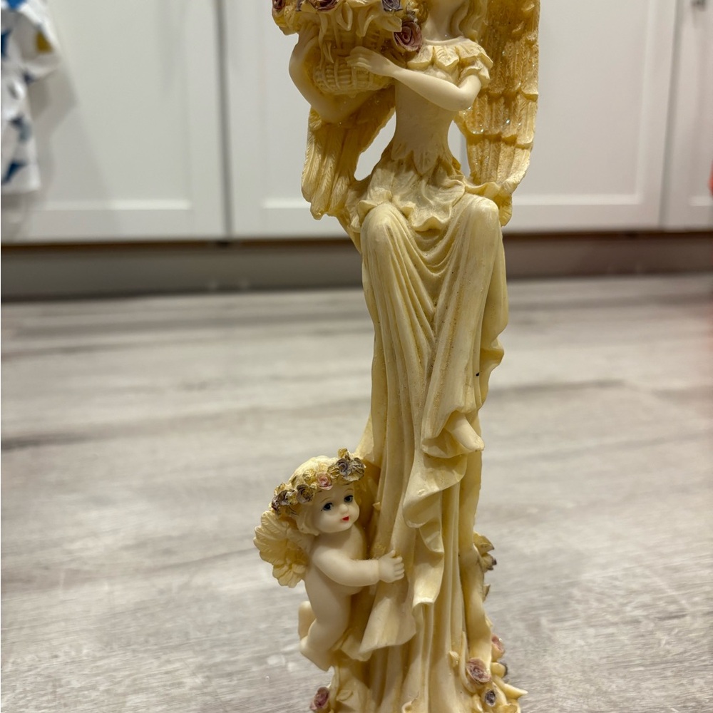 NWT Angel & Cherub statue with sparkle